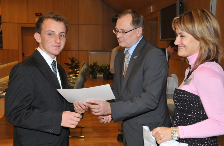 Náměstek Radek Cikl ocenil studenta SPŠSE Filipa Richtra za odbornou práci Trikoptéra,  na níž pracoval se spolužákem Filipem Svobodou